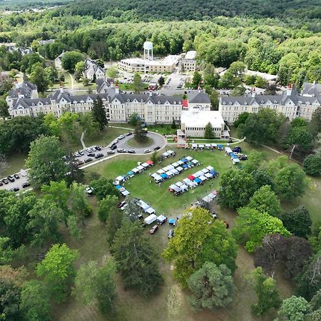 Condo On State Hospital Grounds! Traverse City Exteriör bild